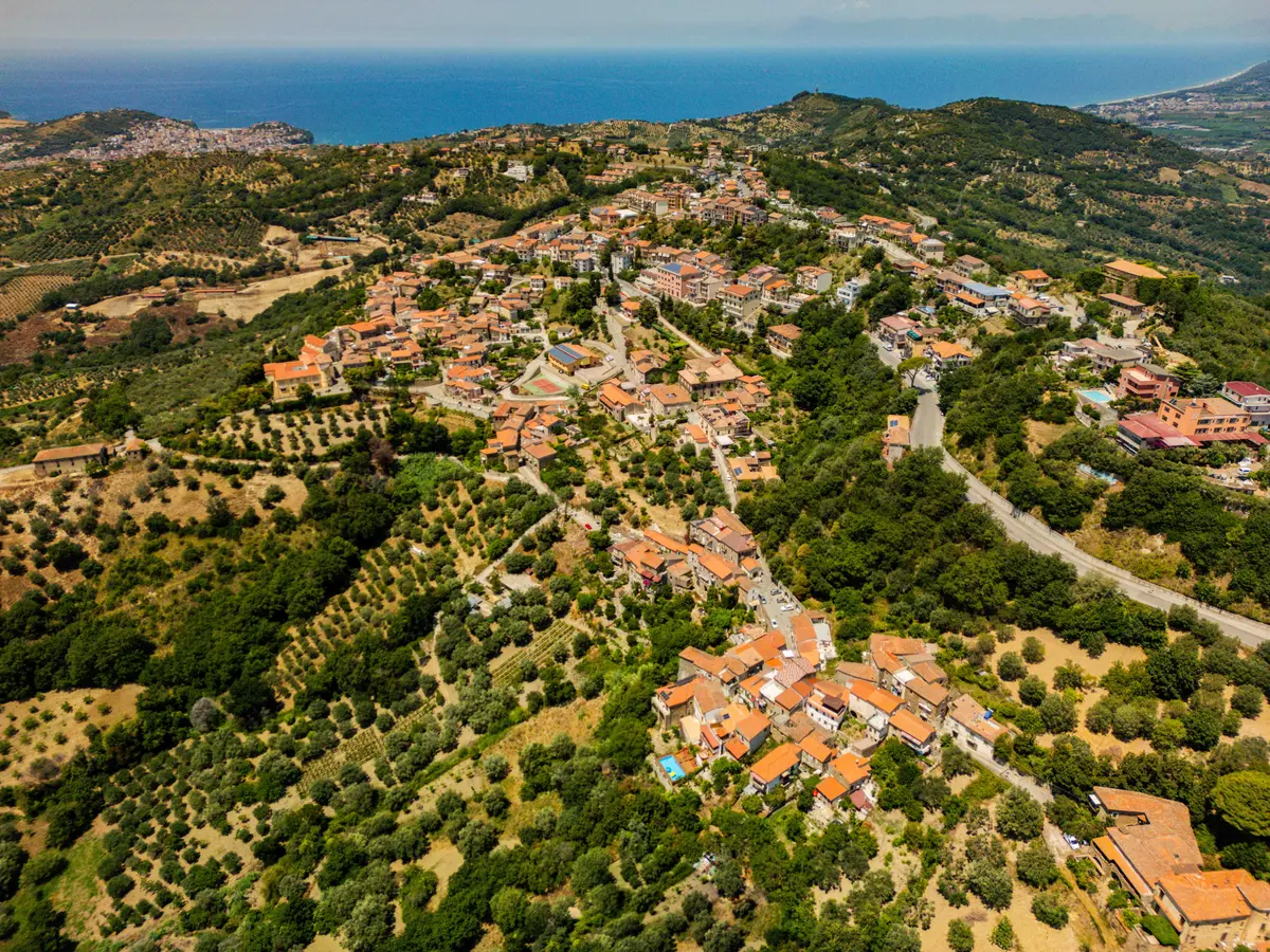 Vista aerea del borgo di Ogliastro Cilento