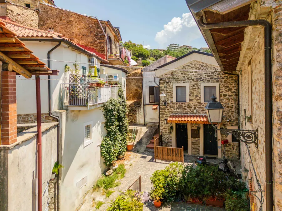 Un vicolo in pietra del centro storico di Ogliastro Cilento
