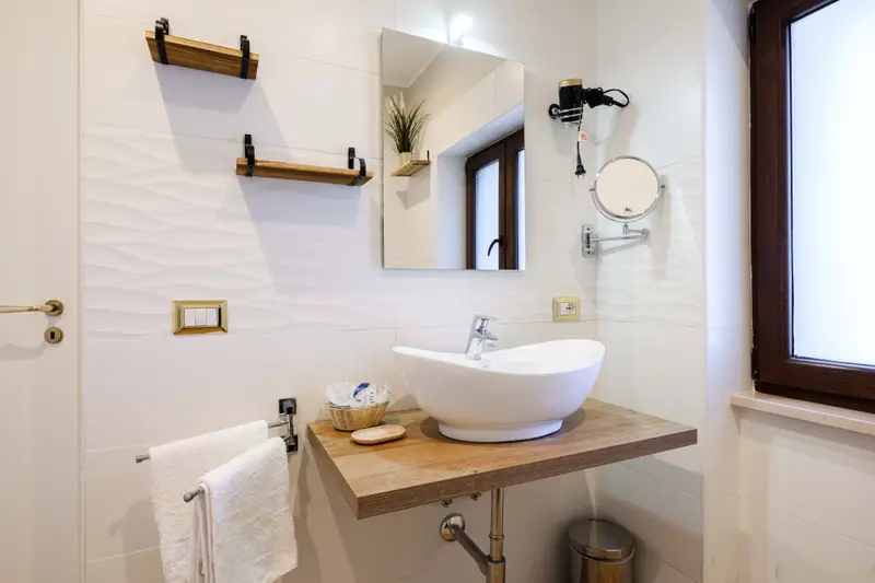 Bagno con lavabo su mensola in legno