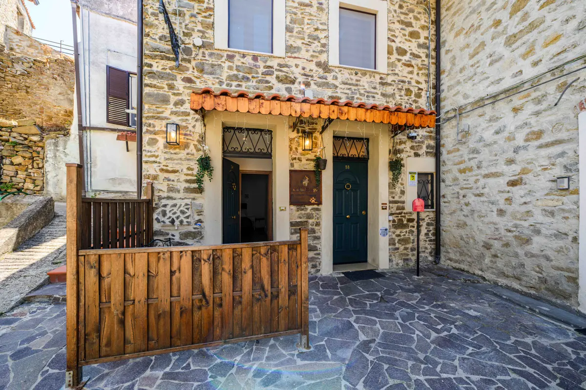 Facciata in pietra di Ca' del Borgo nel borgo di Ogliastro Cilento