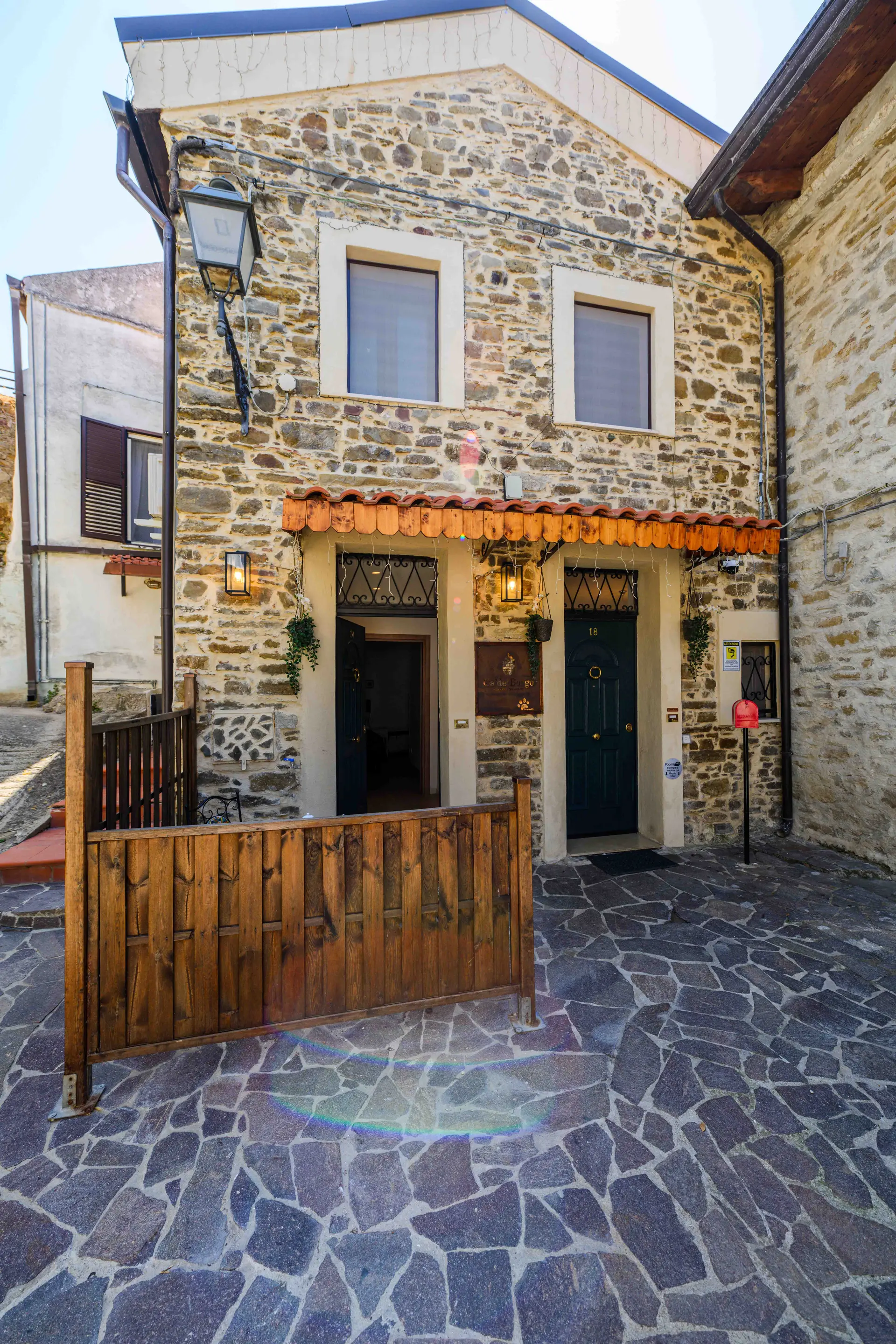 L'ingresso di Ca' del Borgo nel borgo di Ogliastro Cilento