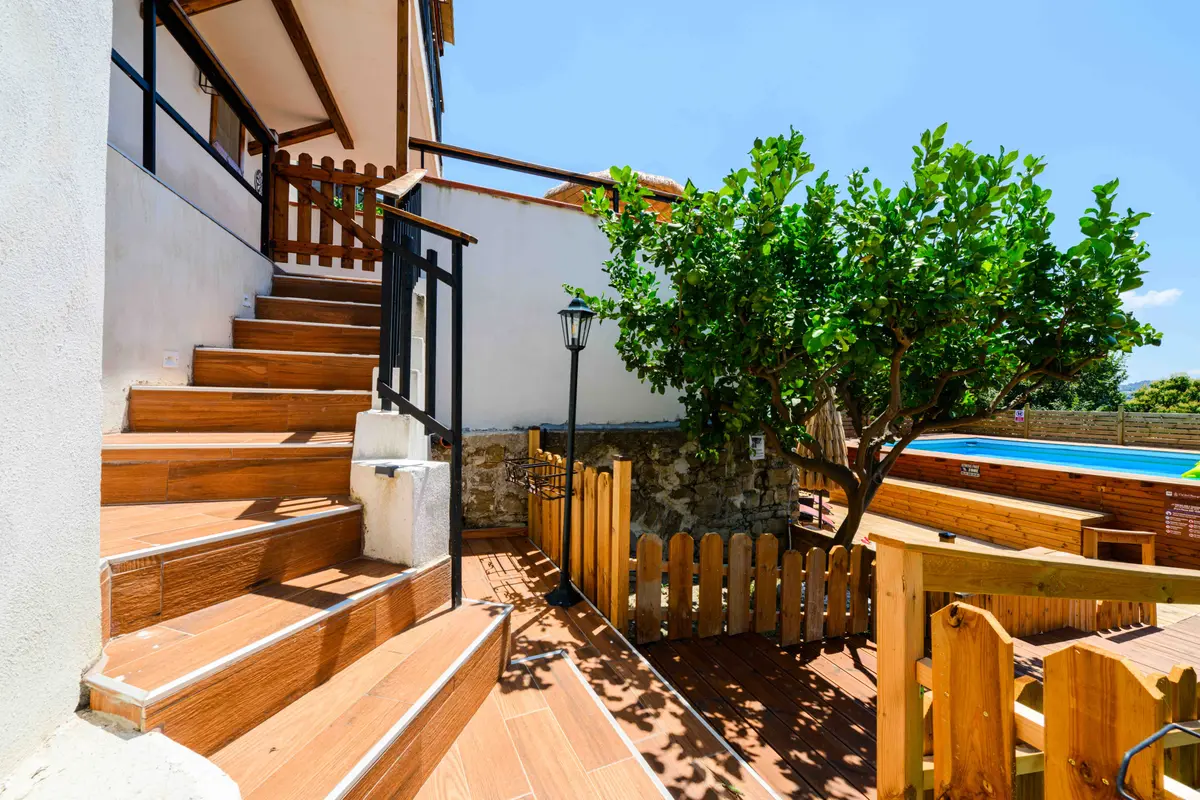Sentiero nel giardino tra gli agrumi verso la piscina