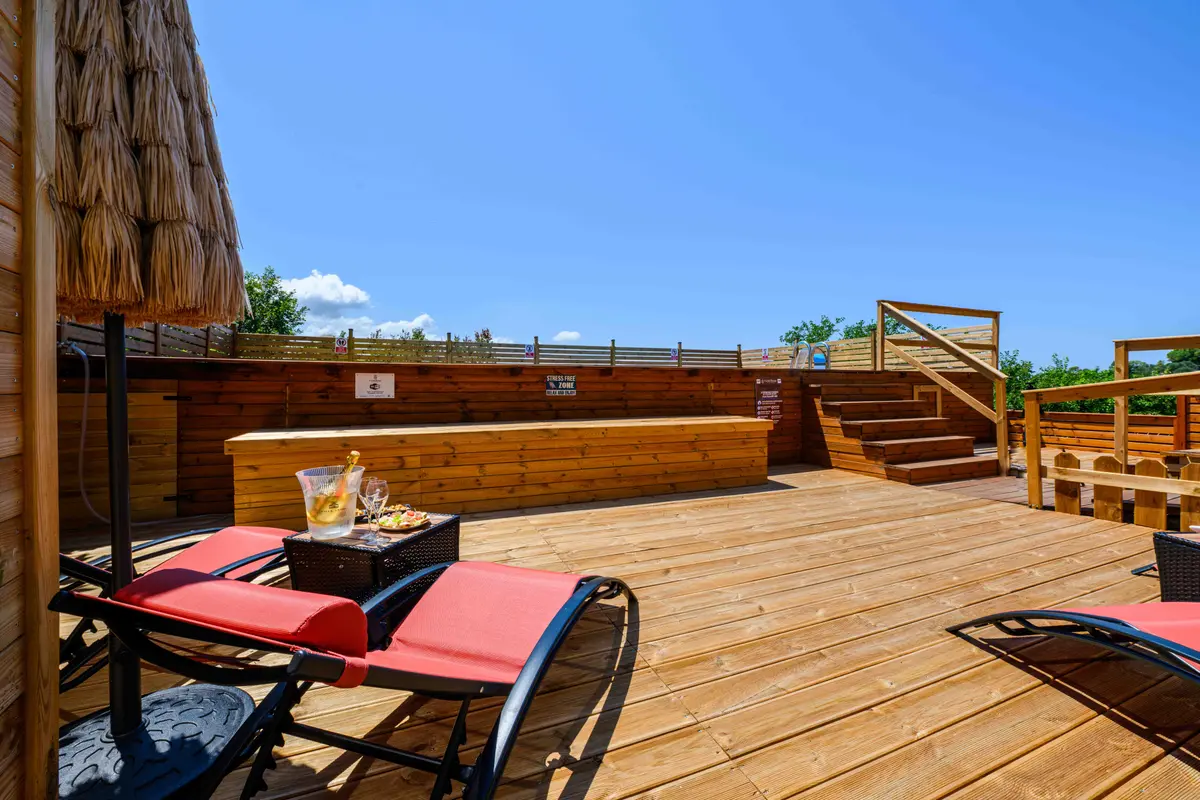 Solarium in legno con lettini a bordo piscina