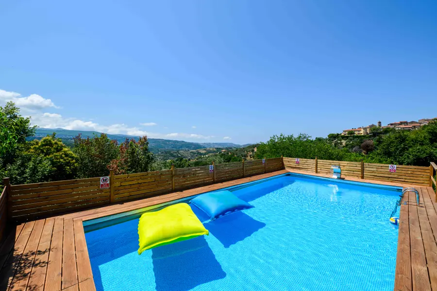 La piscina di Ca' del Borgo con vista sulle colline del Cilento