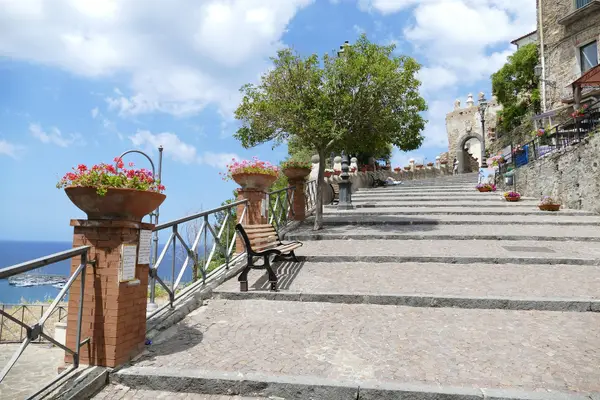 La scalinata che sale alla porta del centro storico di Agropoli