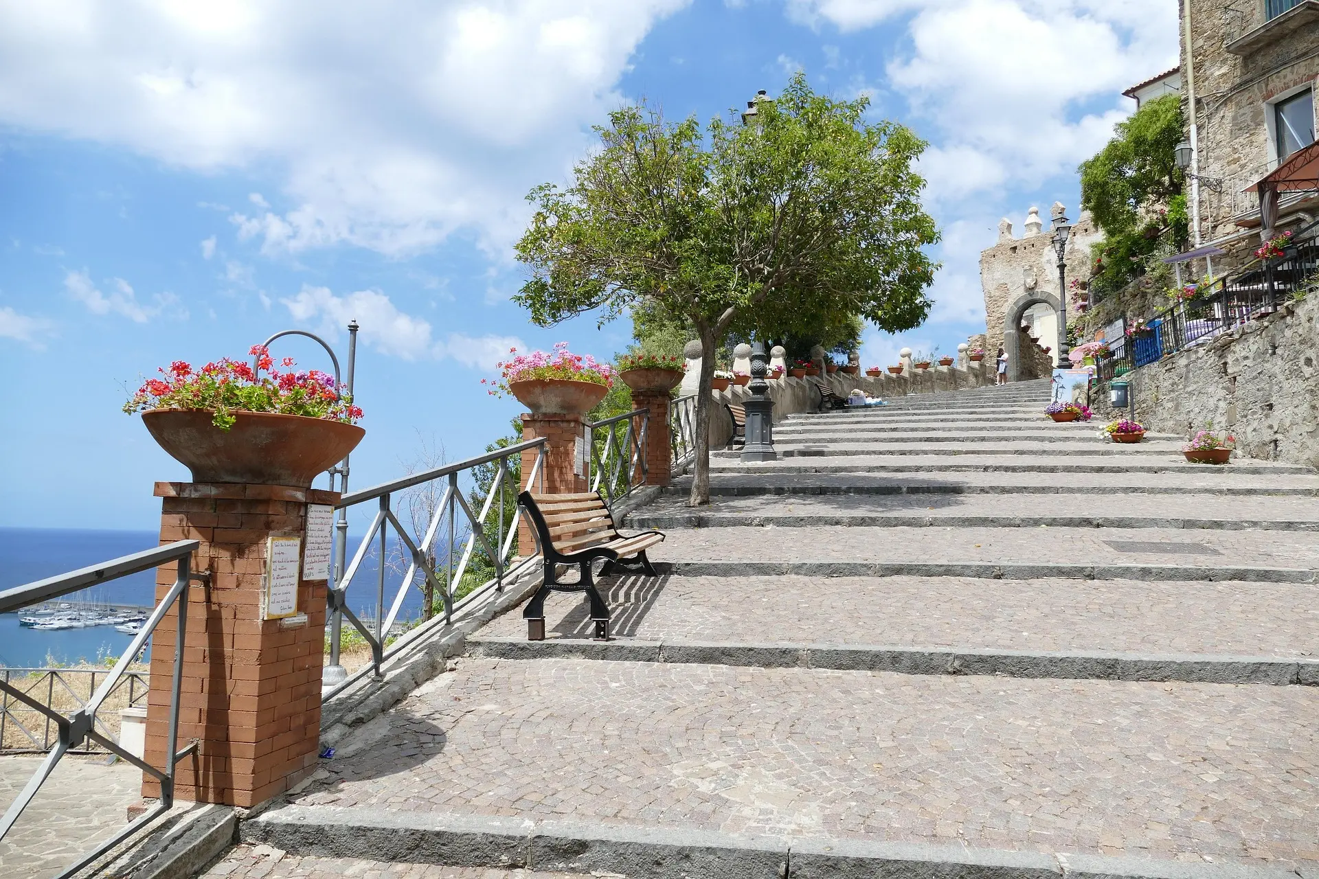 La scalinata che sale alla porta del centro storico di Agropoli, con il mare sullo sfondo