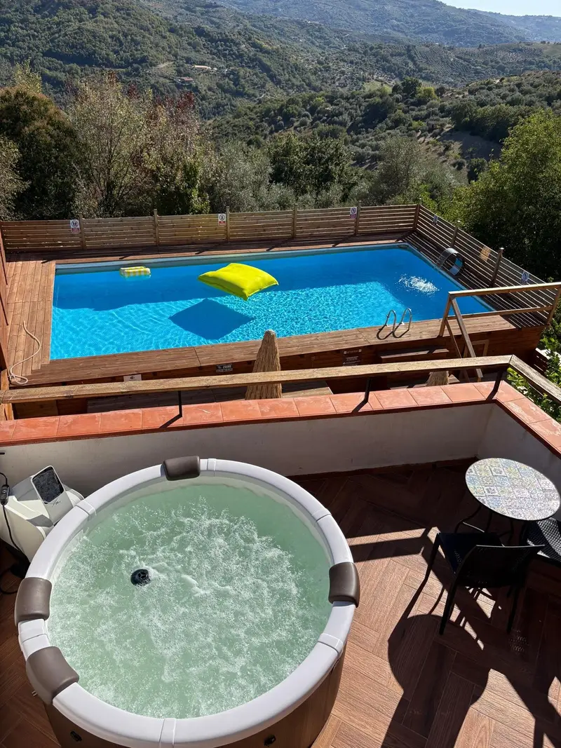 Idromassaggio in terrazza con vista sulla vallata