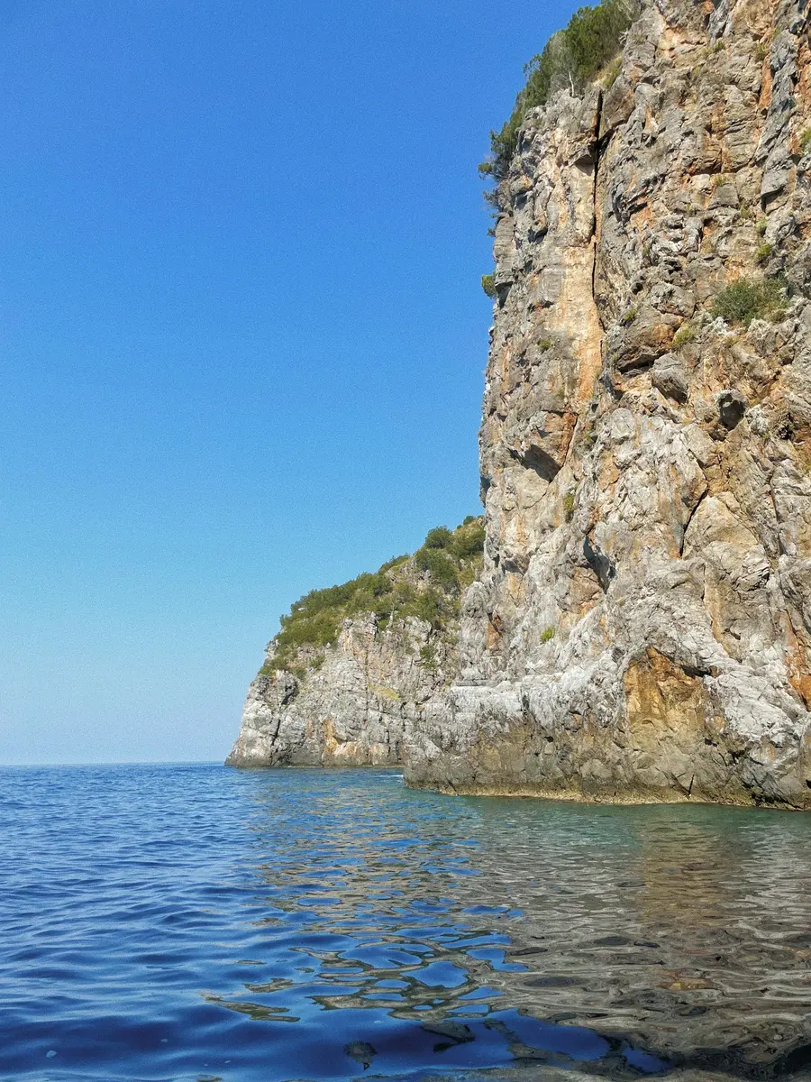 Una scogliera a picco sul mare cristallino del Cilento