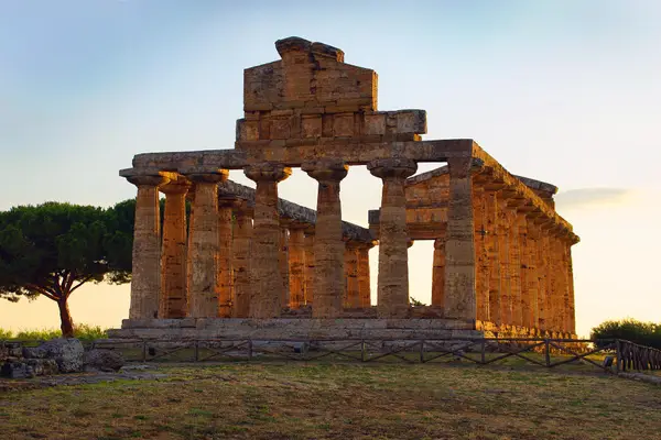 Un tempio dorico di Paestum al tramonto