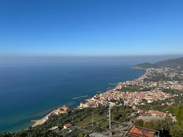Santa Maria di Castellabate e il golfo visti dal borgo di Castellabate