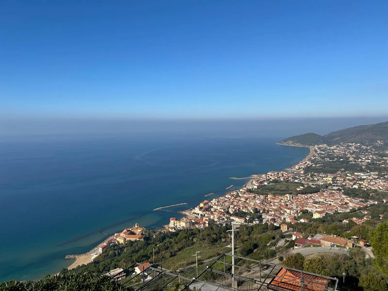 Santa Maria di Castellabate e il golfo visti dal borgo di Castellabate