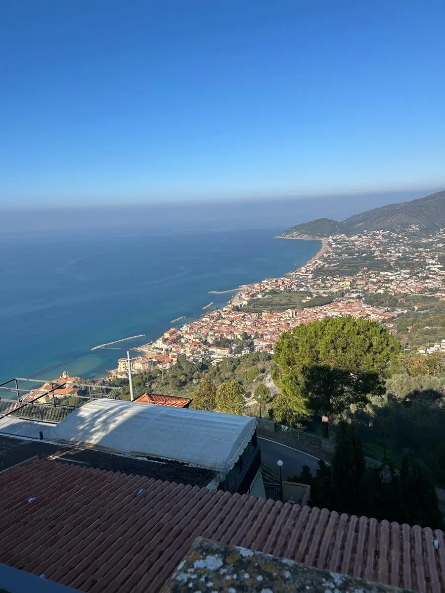 I tetti del borgo di Castellabate e, in basso, la costa di Santa Maria